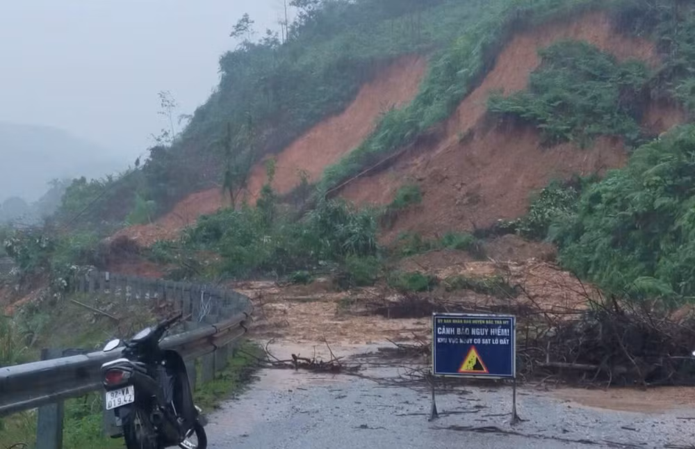 Đơn vị chức năng cắm biển cảnh báo tại vị trí sạt lở Km101+060 trên tuyến đường Trường Sơn Đông. Ảnh: TL.