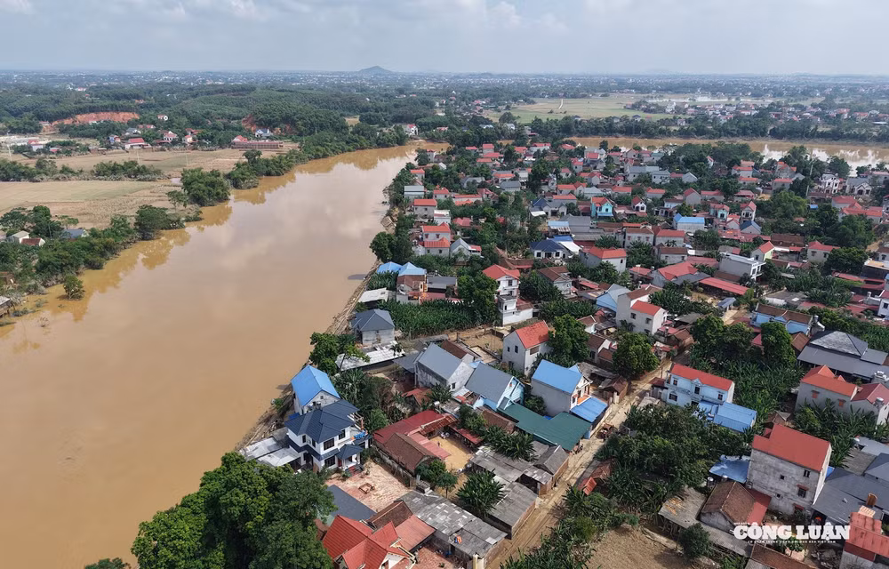 Ảnh 1.Thời tiết ngày càng cực đoan, việc xây dựng nhà ở sát bờ sông tiềm ẩn nhiều nguy cơ mất an toàn, sạt lở.