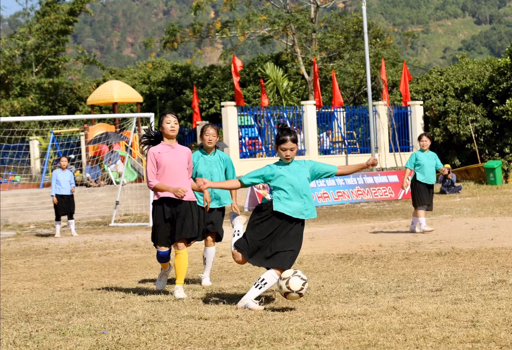 anh-2-giai-bong-da-nu-dan-toc-quang-ninh-mo-rong.jpg