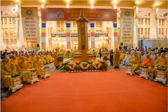 Khóa lễ tụng kinh Chuyển Pháp luân và thắp nến cầu nguyện trước thềm Đại hội Phật giáo lần IX