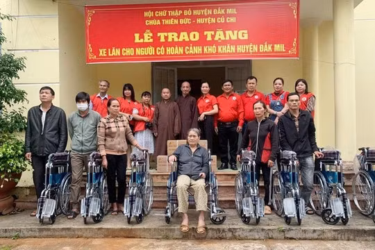 Chùa Thiên Đức (huyện Củ Chi) tặng xe lăn đến người khuyết tật tại Đắk Mil