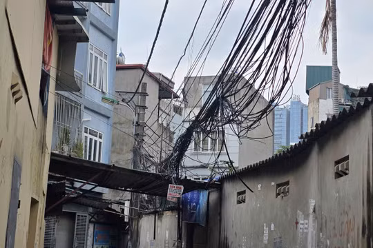 Dây điện, cáp viễn thông vẫn là nỗi lo trong ngõ nhỏ Hà Nội