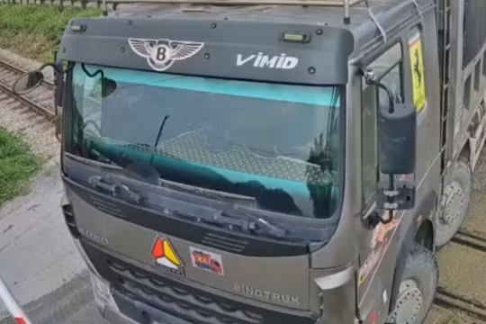 Thanh Hoá: Xử phạt lái xe điều khiển xe tải cố băng qua đường sắt khi rào chắn đã hạ