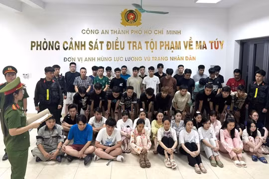 TPHCM: Công an đánh sập tụ điểm ma túy trong quán bar Revo