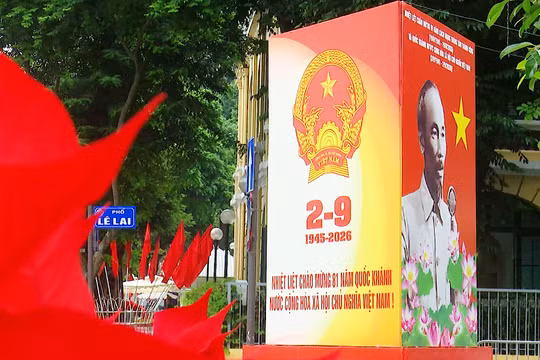 Hà Nội rực rỡ cờ hoa, người dân hồ hởi chào đón ngày Quốc khánh