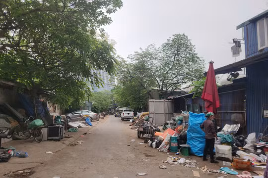Hà Nội: Nỗi lo từ những vựa thu mua phế liệu mọc xen khu dân cư