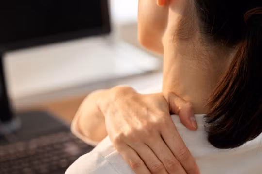 Thói quen tưởng vô hại khiến dân văn phòng dễ mắc bệnh cổ vai gáy