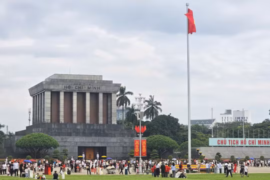 Nghỉ lễ 2/9, người dân nô nức về tham quan các di tích lịch sử tại Hà Nội