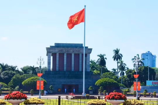Hà Nội rực rỡ cờ hoa những ngày tháng mười lịch sử