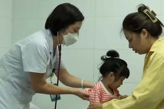 Thời tiết đổi mùa, trẻ nhỏ đối mặt nhiều nguy cơ bệnh mắc truyền nhiễm