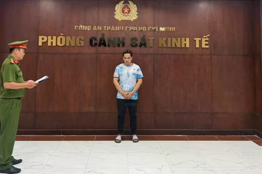 Khởi tố chủ hộ kinh doanh buôn bán hàng nghìn đôi giày, dép giả mạo nhãn hiệu
