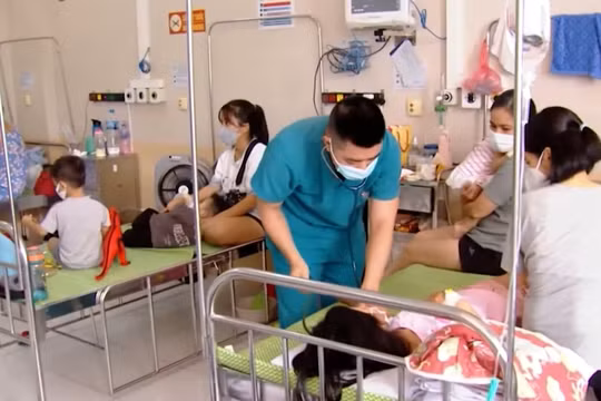 Sốt xuất huyết ở trẻ: Nguy hiểm từ sự chủ quan của cha mẹ