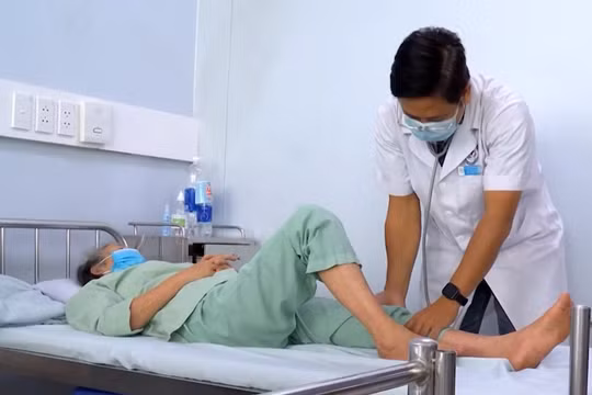 Cảnh báo nguy hiểm khi tự điều trị sốt xuất huyết tại nhà
