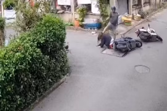 Xác minh, làm rõ việc người đàn ông đạp vào đầu cô gái sau va chạm giao thông