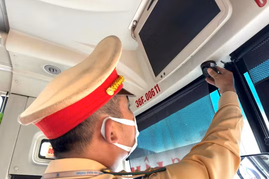 lực lượng CSGT kiểm tra dữ liệu giám sát hành trình và camera ghi hình lái xe.