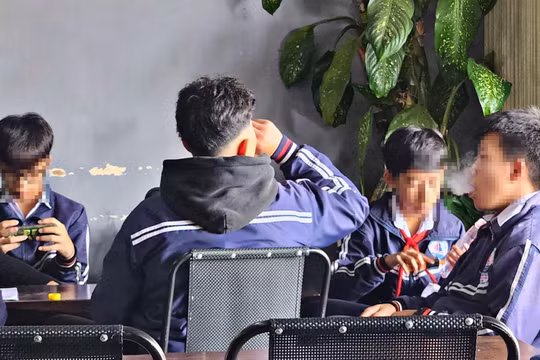 Học sinh hút thuốc lá và thuốc lá điện tử cạnh một trường học trên địa bàn TP Đà Lạt cũ.