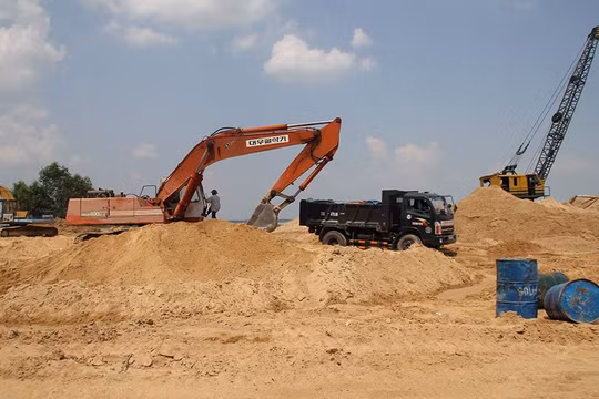 Bộ Xây dựng yêu cầu xử lý tình trạng găm hàng, thao túng giá cát, đá, thép, xi măng
