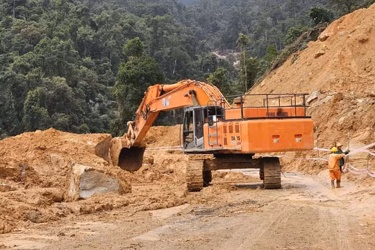 Bảo đảm an toàn cho người, phương tiện khắc phục sự cố mưa lũ trên các tuyến giao thông