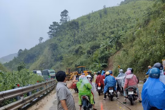 Mưa lớn làm phát sinh 4 điểm sạt lở trên đường Trường Sơn Đông