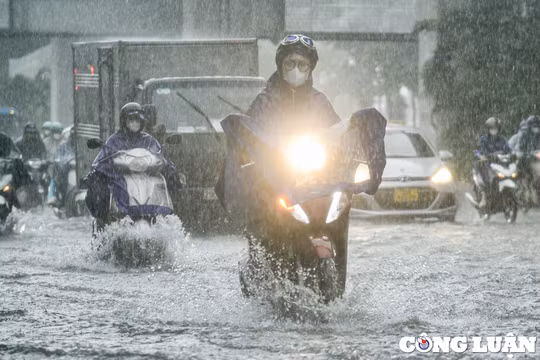 Lũ trên nhiều sông vượt báo động, mưa lớn còn kéo dài