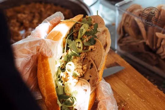 'Mổ xẻ' ổ bánh mì truy nguyên nhân khiến 84 người nghi ngộ độc ở Lâm Đồng