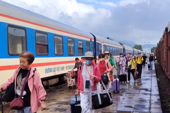 Giảm giá vé tàu khách đi miền Trung dịp hè 2026