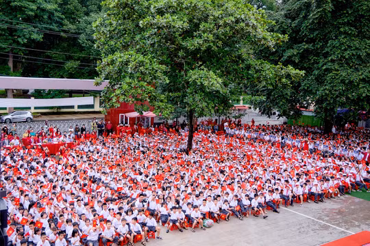 Cả nước khai giảng cùng lúc 8 giờ, trường nội trú vùng biên đón học sinh ngay ngày khánh thành