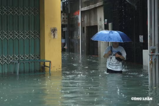 Mưa lớn gây ngập nước tại Hà Nội 