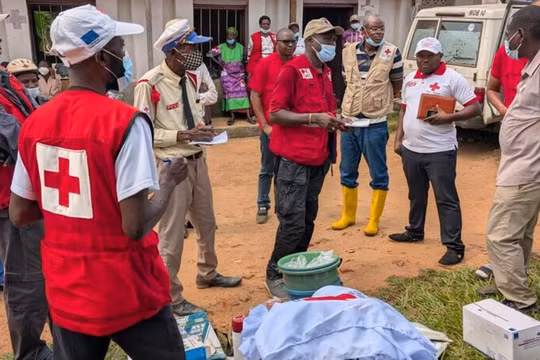 Các tình nguyện viên hỗ trợ khẩn cấp cho những người bị ảnh hưởng bởi dịch Ebola. Ảnh: IFRC