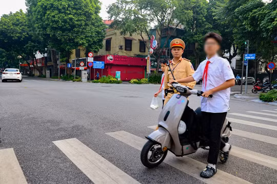 Xử lý học sinh vi phạm trật tự an toàn giao thông trên địa bàn Hà Nội. Ảnh: TL.