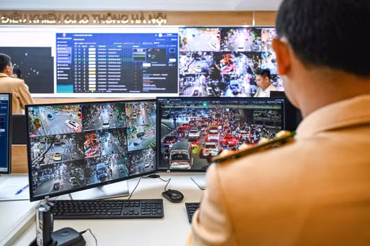 Lực lượng CSGT giám sát qua camera. Ảnh: Cục CSGT.