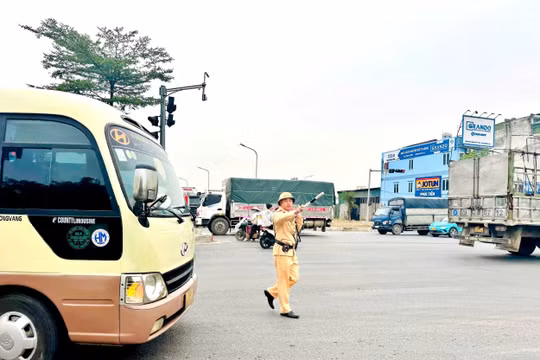 Từ hôm nay (10/8), xe hợp đồng vi phạm quy định có thể bị thu hồi giấy phép
