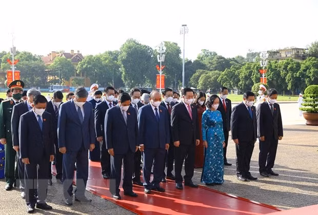Đoàn đại biểu lãnh đạo Đảng, Nhà nước, Mặt trận Tổ quốc Việt Nam tưởng niệm Chủ tịch Hồ Chí Minh. Ảnh: TTXVN
