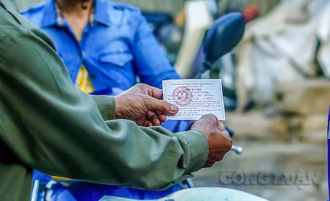 Tấm thẻ đi chợ đã được chính thức áp dụng trong sáng nay.