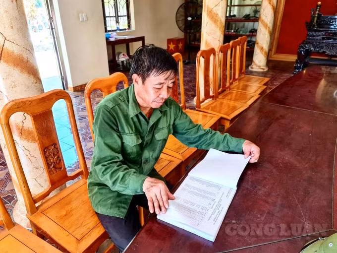 Ông Nguyễn phụ trách trông coi, tiếp đón từng đoàn khách ghé thăm. Có những thân nhân đi tìm phần mộ chỉ cần đọc tên, địa chỉ là ông tra ra ngay