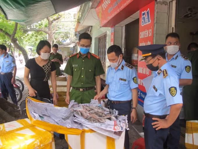 Hàng hóa không có mùi đặc trưng của thực phẩm nguyên bản, thậm chí có mùi ôi thiu.
