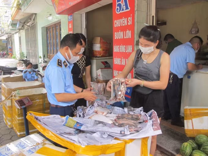 Buôn bán hàng lậu, thực phẩm bẩn, chủ cửa hàng vẫn ngang nhiên bày bán trên vỉa hè.