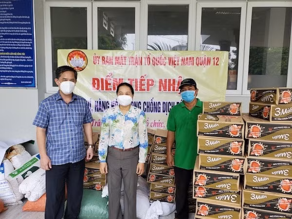 Trưởng Văn phòng đại diện báo Kinh tế & Đô thị, nhà báo Đoàn Bá Trường trao quà cho Ủy ban MTTQ Việt Nam quận 12 (TP Hồ Chí Minh) ngày 25/7. Ảnh: KTĐT