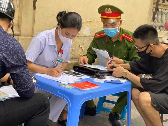 Hà Nội xử phạt 804 trường hợp vi phạm phòng chống dịch. Ảnh: TL