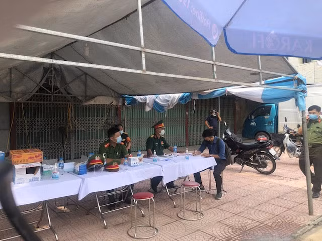 Lực lượng chức năng tỉnh, huyện Lương Sơn lập chốt kiểm soát liên ngành phòng, chống dịch Covid-19 để kiểm soát chặt chẽ người vào ra địa bàn huyện. Ảnh: baohoabinh.vn