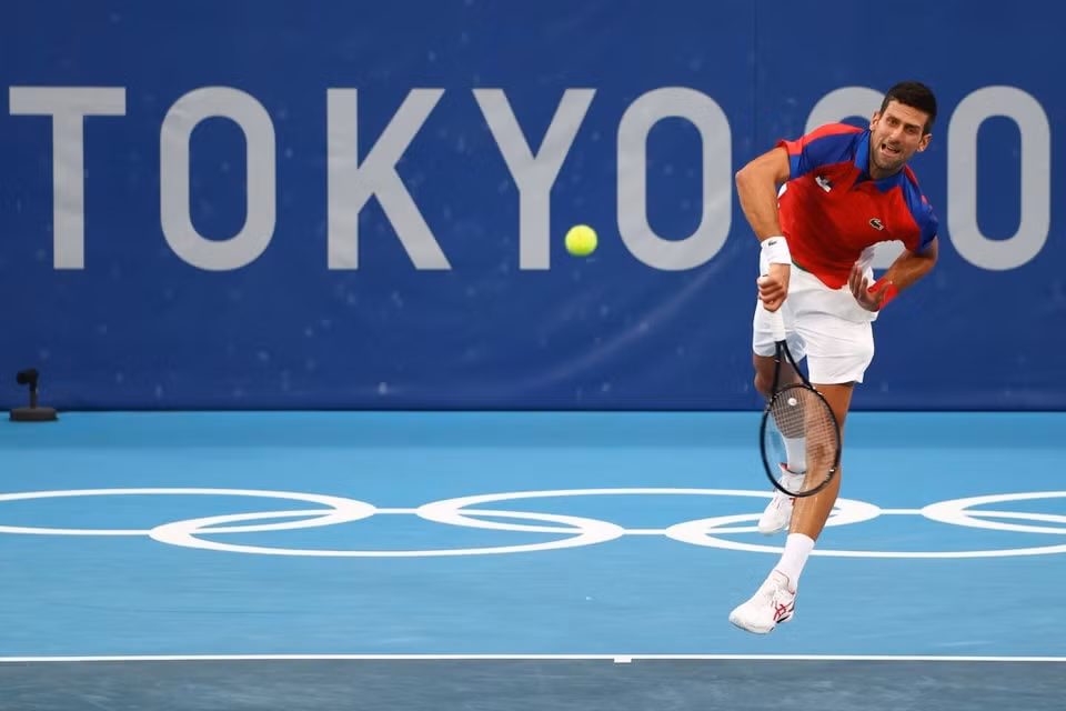 Tay vợt Djokovic kết thúc trận đấu bằng pha giao bóng ghi điểm trực tiếp. Ảnh: Reuters