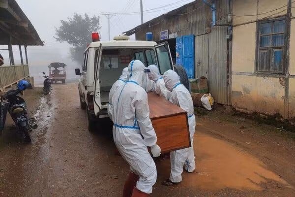 Myanmar đang rơi vào cuộc khủng hoảng sức khỏe nghiêm trọng với hàng nghìn ca nhiễm mỗi ngày - Ảnh: Getty