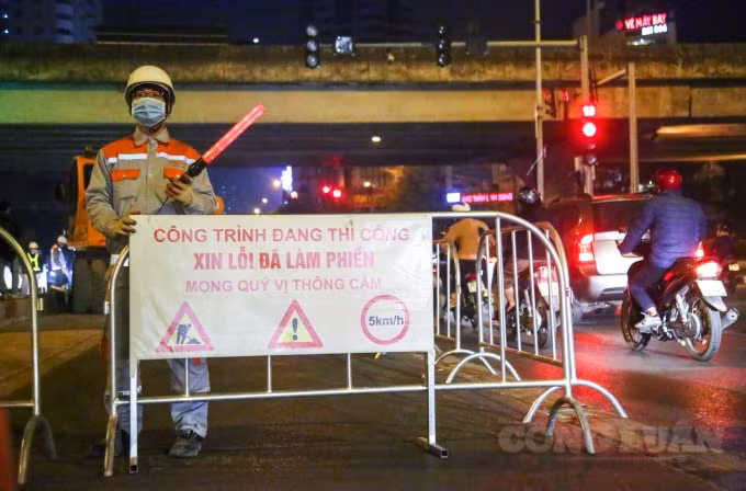 Dự án&nbsp;xây dựng hầm chui Lê Văn Lương là 1 trong 6 dự án giao thông được tiếp tục thi công trong thời gian TP.Hà Nội thực hiện giãn cách theo Chỉ thị 16