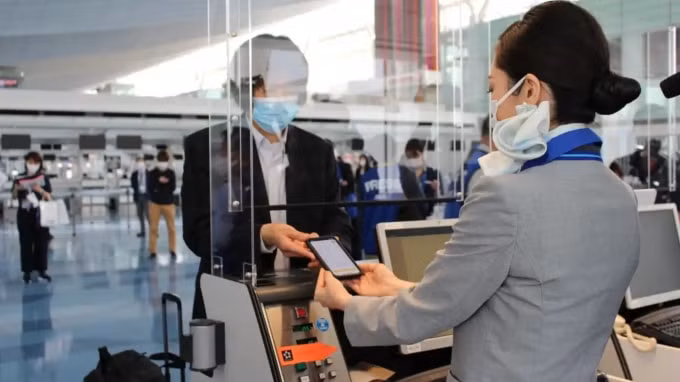ANA và các hãng hàng không khác đang bắt đầu thử các ứng dụng chứng chỉ vắc xin như IATA Travel Pass. Ảnh: Nikkei