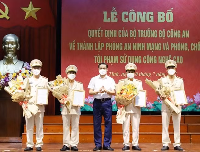 Chủ tịch UBND tỉnh Hà Tĩnh Võ Trọng Hải tặng hoa chúc mừng Phòng An ninh mạng và PCTP sử dụng công nghệ cao Công an Hà Tĩnh.Ảnh C.A
