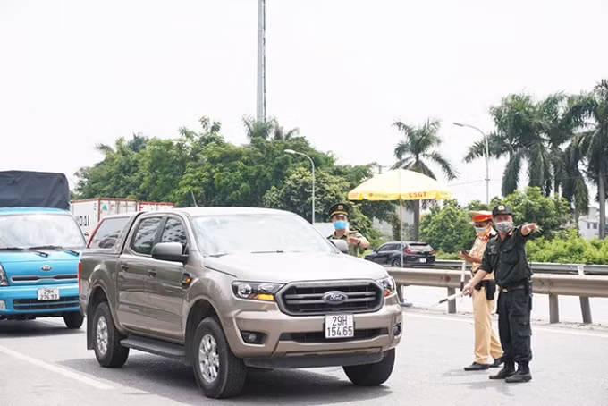 Lực lượng chức năng làm việc tại chốt kiểm soát số 5, cầu Phù Đổng (huyện Gia Lâm). Ảnh: HNP