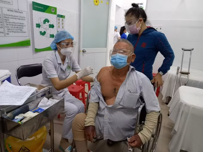 Hiện nay công tác tiêm chung đang được đẩy mạnh tại nhiều địa phương (ảnh TL).