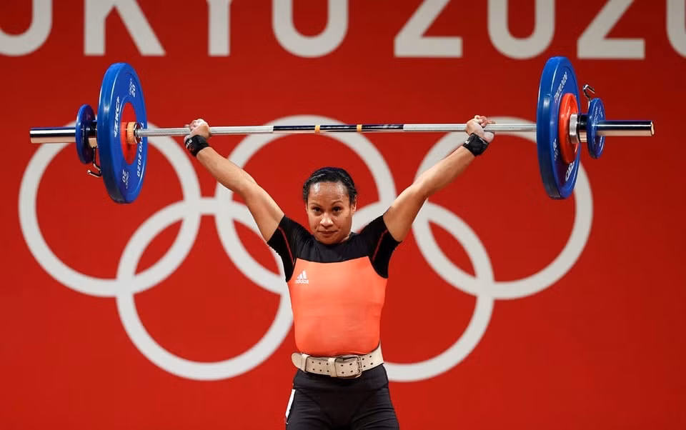 Vận động viên cử tạ Toua thi đấu ở Olympic Tokyo 2020. Ảnh: Getty Images