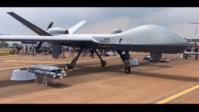 Một chiếu UAV MQ-9B SkyGuardian trong Không quân Hoàng gia Anh