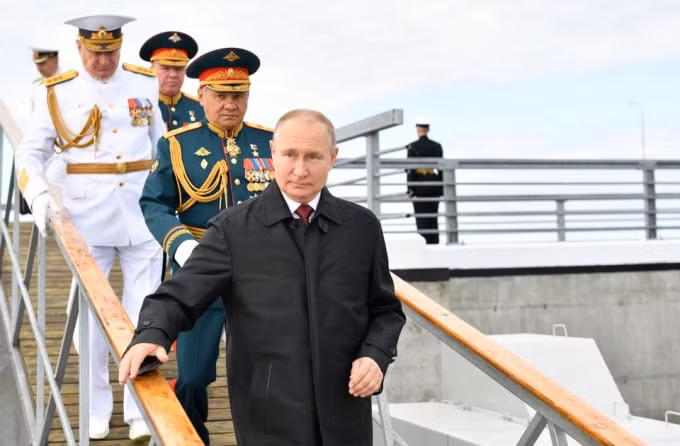 Tổng thống Nga Vladimir Putin và Bộ trưởng Quốc phòng Sergei Shoigu tham dự lễ duyệt binh Ngày Hải quân ở Saint Petersburg, Nga ngày 25 tháng 7 năm 2021 - Ảnh: Sputnik/Reuters